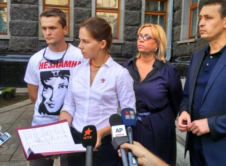 Депутати «Батьківщини» та Віра Савченко віднесли президенту звернення щодо обміну Савченко та Сенцова