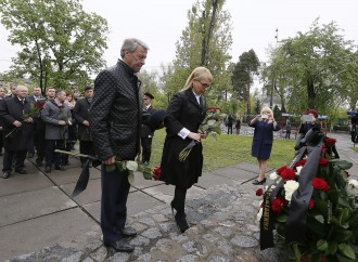 Юлія Тимошенко та депутати від «Батьківщини» покладають квіти до Меморіального кургану героям Чорнобиля. Київ, 26.04.2016.