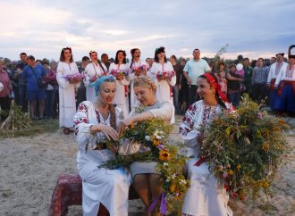 Юлія Тимошенко допомагає дівчатам плести віночки, Чернігівська обл., 09.07.2016р.