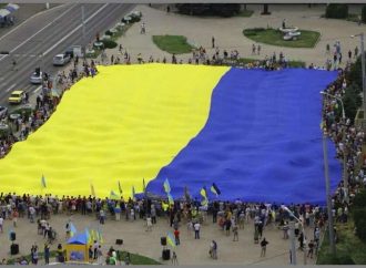 «Батьківщина молода» розгорнула найбільший у світі прапор України ще у трьох містах