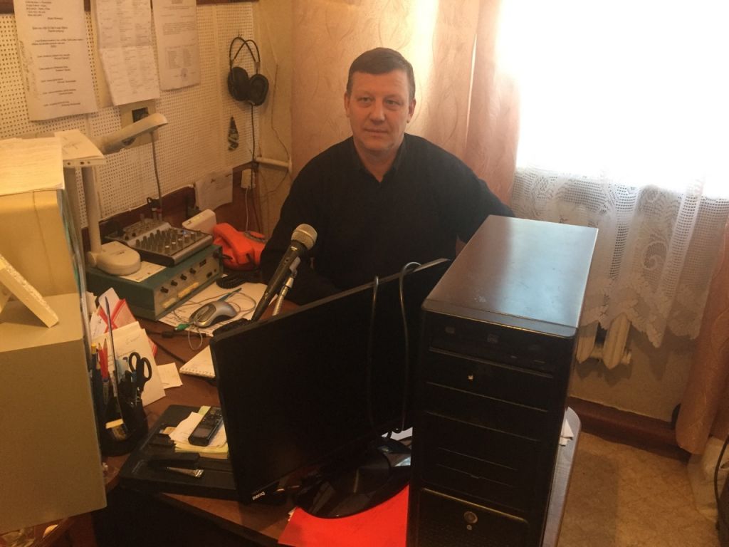 Керівник Чорнухинського радіо Олександр Пенцко та нова техніка