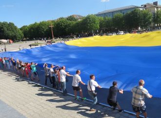 «Батьківщина Молода» продовжує розгортати прапор-рекордсмен по всій Україні