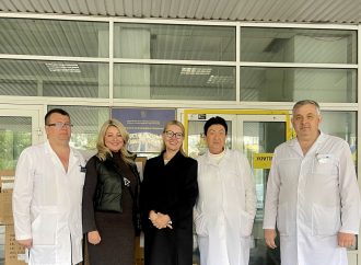 Медичні препарати та розхідні матеріали: «Батьківщина» передала гуманітарну допомогу в лікарню Києва