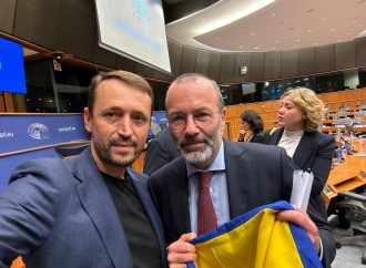 Валерій Дубіль передав прапор України, як символ перемоги добра над злом, Президенту EPP Манфреду Веберу